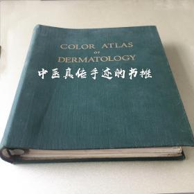 《COLOR ATLAS OF DERMATOLOGY》汉译《皮肤病彩色图谱》、1955年美国芝加哥原版印制，300余页，12开，1.68公斤，金属钉扣活页本，硬精装，铜版纸彩印。该书原为中国人民解放军总后勤部卫生部图书室馆藏，扉页钤“中国人民解放军总后勤部卫生部图书室、总后勤部军事医学出版社、图书资料室”红色圆形印章各一枚。