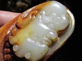 精品   正宗新疆 玉龙河  枣红皮  籽料   石中玉  独籽 俏色巧雕 达摩  大挂件  把件