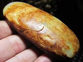 精品   正宗新疆 玉龙河  枣红皮  籽料   石中玉  独籽 俏色巧雕 达摩  大挂件  把件