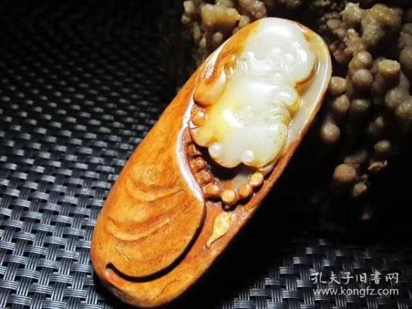 精品   正宗新疆 玉龙河  枣红皮  籽料   石中玉  独籽 俏色巧雕 达摩  大挂件  把件