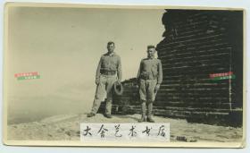 民国北京昌平延庆一带长城上的两名美军士兵，大约拍摄于1918年