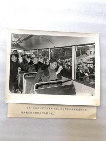 华主席与中央其他领导同志乘车老照片一张
