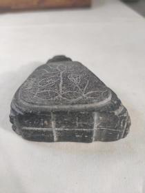 一个造型独特的老石头物件，完整，品相如图保老保真，收藏使用展览意义大。