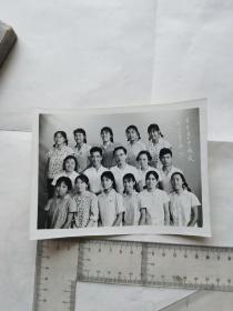 韶山宾馆男女服务员及工作人员合影（有标语：在斗争中成长 1967年）
