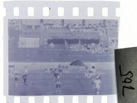 纪实摄影 135底片一张 中日韩俄四国足球赛系列 追逐
