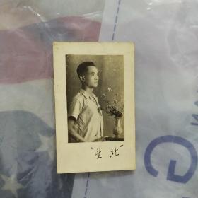 民国三十五年黑白人物照片一张，背面有名字，如图，长7厘米宽4.5厘米，保真 包邮寄