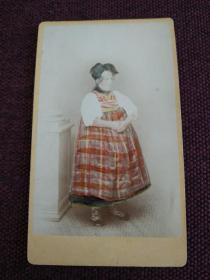 【1873年 外国女子肖像 蛋白照片 手工上色 尺寸10*6厘米 照相馆名片式相片】（背面有铅笔题字）