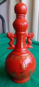中国红葫芦型酒瓶，中国驰名商标:古贝春牌，百年老窖，瓶身有20个