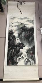 手绘  《  春山神韵 》卷轴一副 尺寸142*57厘米  画心尺寸89*厘米