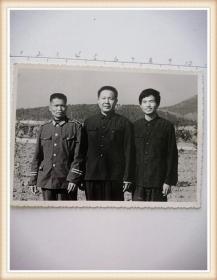 黑白照片：三位男士合影