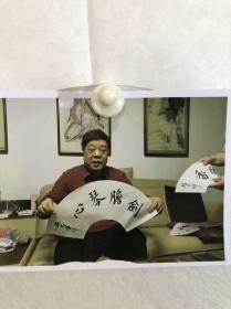 【手写名家款】171手写赵忠祥款两平尺书法扇面软片【剑胆琴心】
赵忠祥（1942年1月16日-2020年1月16日），出生于河北省邢台市宁晋县，中央电视台《人与自然》主编、中央电视台主持人。