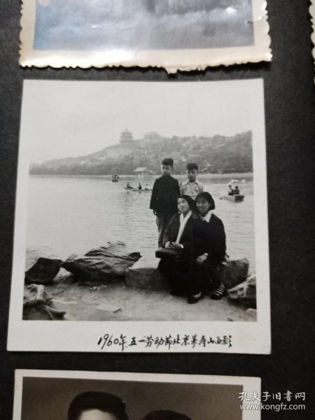 老照片：1960年北京万寿山留影