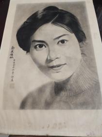 吴明珠，广西北海市人，1982年毕业于广西艺术学院美术系，文学学士。现为北海画院画家、中国美术家协会会员、广西美协理事、北海市美协副主席、国家高级美术师。主要作品有《渔家女》入选第九届全国美展；《渔鹰》入选第四届全国水彩、粉画展；油画《秋韵》入选第二届“中国——东盟青年艺术品创作大赛（油画年）”。多幅作品在国家专业刊物发表并被选送日本、新加坡等地展出。擅长水彩画、油画、中国画。