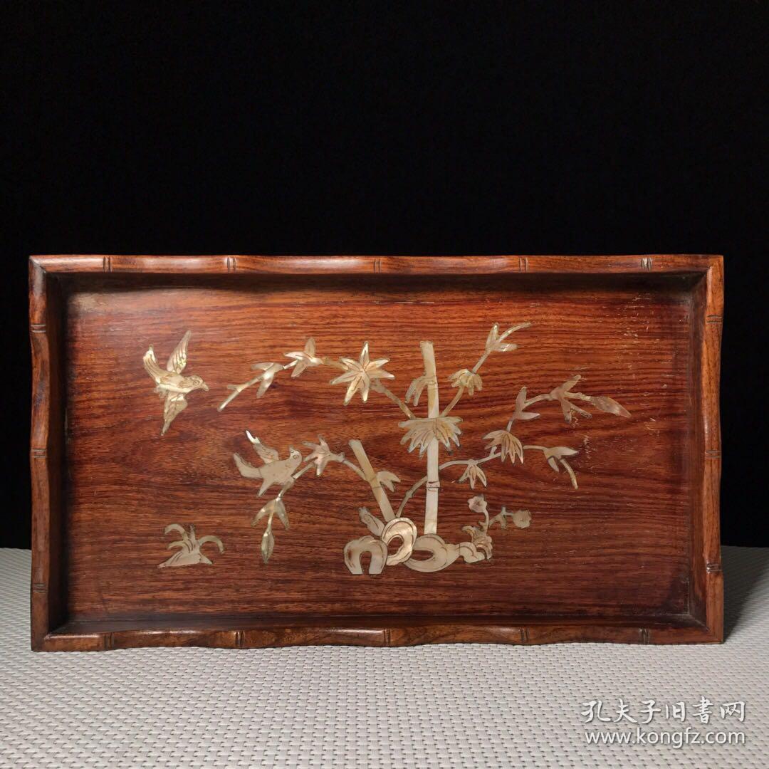 花梨木镶嵌贝壳茶盘
长35厘米，宽20厘米，重730克