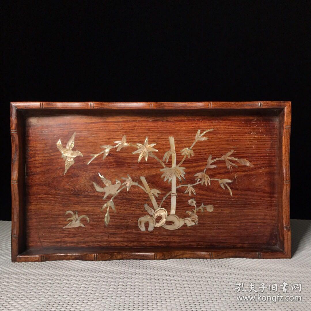 花梨木镶嵌贝壳茶盘
长35厘米，宽20厘米，重730克