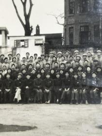 老照片。解放初期，49军文工团合影。
