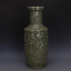 清代龙泉窑青瓷浮雕十八罗汉棒槌瓶