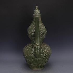 清代龙泉窑青瓷浮雕龙凤纹瓷壶
