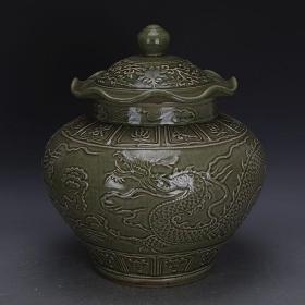 清代龙泉窑青瓷浮雕龙纹荷叶盖罐