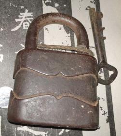 民国老铁锁，外皮有损裂，无碍，正常使用。