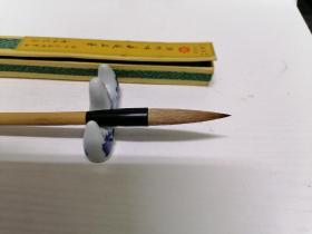 精品狼毫笔。锋长约5CM，笔头直径约1CM，笔长约26.5CM。