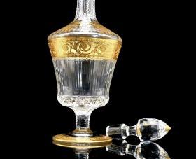 法国France 19世纪Saint-Louis  Thistle蓟草、蓟花 24K金水晶醒酒器、酒杯二人份一套，Saint-Louis的每一件水晶制品均出自法国工匠之手，由人工吹制、手工切割而成。Saint-Louis创立于1586年，由法王路易十五御赐「Verrerie Royale de Saint-Louis」之名，便以其相传了四百多年的独特手工艺和优雅奢华的设计风格成为永恒的文化遗产。