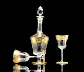 法国France 19世纪Saint-Louis  Thistle蓟草、蓟花 24K金水晶醒酒器、酒杯二人份一套，Saint-Louis的每一件水晶制品均出自法国工匠之手，由人工吹制、手工切割而成。Saint-Louis创立于1586年，由法王路易十五御赐「Verrerie Royale de Saint-Louis」之名，便以其相传了四百多年的独特手工艺和优雅奢华的设计风格成为永恒的文化遗产。