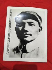 老照片:1937年七月，日本发动全面侵华战争，为了挽救民族危亡，经过中国共产党努力实现了第二次，国共合作，中国工农红军改编为国民革命军第八路军开赴抗日前线，邓小平任八路军政治部副主任。