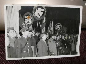 【著名革命家、杰出的社会活动家 廖承志（1908.9-1983.6）约50年代原版照片一张】（应为中国代表团出席会议时的照片，尺寸8.5*6厘米）
