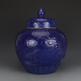 清代嘉靖祭蓝釉雕刻鱼藻纹罐