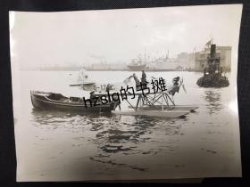 约1930年代美国停靠在水面上的邮政飞机及周边工作人员等场景，照片记录了一架Keinkel水上飞机卸载邮件的场面。