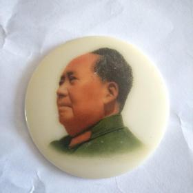 **时期毛主席像章(塑章)背面毛主席万岁，青岛市革命委员会敬制
