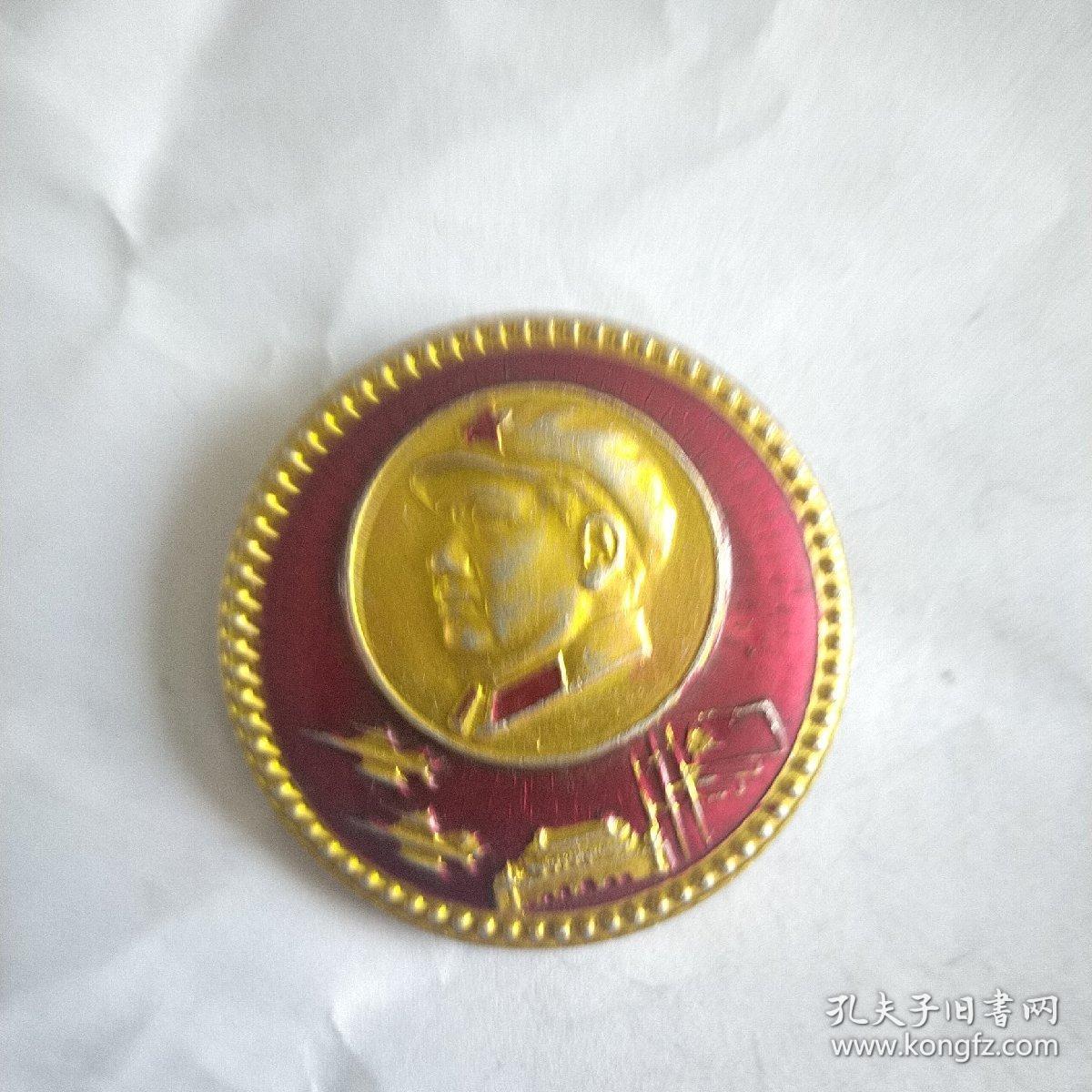 主席像章。