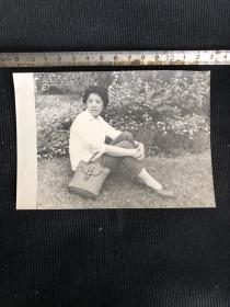 七十年代妇女草地照片