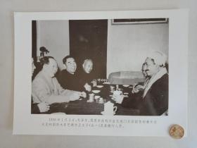 【★★★声明：这个不是冲洗照片，而是印刷图片。为免争议，请下拍前咨询】【新华社拍摄展览用印刷图片】1958年1月3日，毛主席、周恩来在浙江杭州会见也门王国副首相兼外交大臣和国防大臣巴德尔王太子及其随行人员老照片1张。