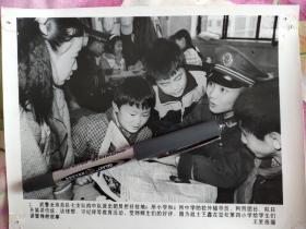武警北京总部校外辅导员王鑫在劲松小学讲故事