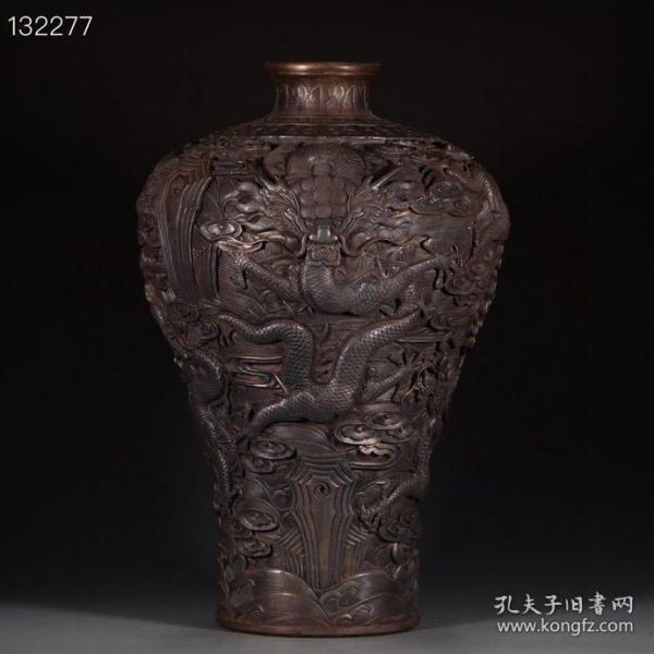 大清乾隆年制款 鎏银雕刻祥云龙纹梅瓶