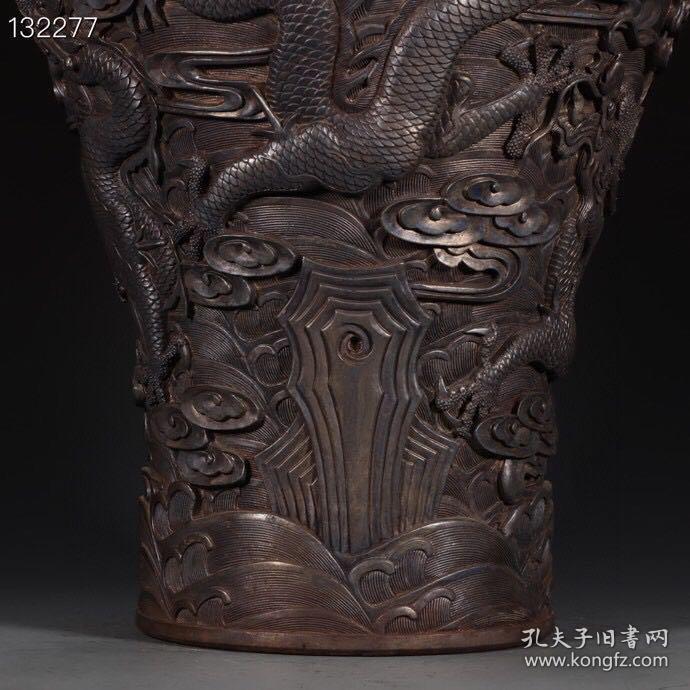 大清乾隆年制款 鎏银雕刻祥云龙纹梅瓶