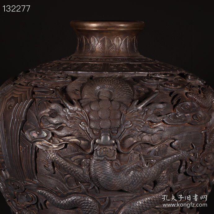 大清乾隆年制款 鎏银雕刻祥云龙纹梅瓶