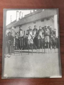 民国时期上海或周边踩高跷表演队伍老照片一张