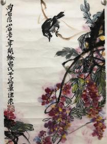 著名画家【王佳东】工笔草虫【紫藤八哥图】软片，尺寸34*69厘米，名家精品保真收藏！
王佳东（1931-）北京人。一级书画师。笔名山石，是中＊当代已故著名国画家王铸九之长子，在家学的基础上师从齐白石。1949年考入华北军政大学，毕业后长期从事文化美术教育工作，擅写意花鸟画及工笔草虫。。