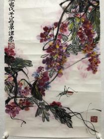 著名画家【王佳东】工笔草虫【紫藤八哥图】软片，尺寸34*69厘米，名家精品保真收藏！
王佳东（1931-）北京人。一级书画师。笔名山石，是中＊当代已故著名国画家王铸九之长子，在家学的基础上师从齐白石。1949年考入华北军政大学，毕业后长期从事文化美术教育工作，擅写意花鸟画及工笔草虫。。