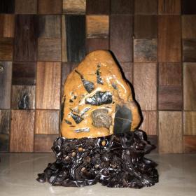 《金缕石》，天然黄蜡石，潮州蜡石，配精雕乌木底座，重量1600克，尺寸含底座