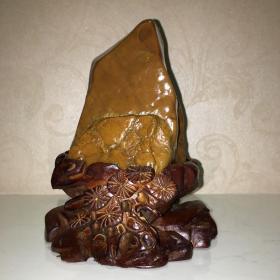《松风千仞石》。天然黄蜡石，潮州蜡石，配精雕龙眼木底座，重量1800克，尺寸含底座