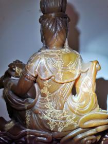 寿山石雕佛像《如意观音》坐像，带底座高60CM，雕刻细腻，配精品底座，背落有“玉璇”款，重约五六十斤，详细见细图