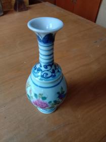 彩瓷瓶，清代制作。
规格:高14.6cm，肚直径6.5cm