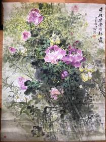 金鹤龄，1966年毕业于鲁迅美术学院。绘画见长花鸟，用笔娴熟，笔法独特，画面善于布置，形成自己的绘画风格，深受绘画名家宋雨桂等的赞扬，在东北地区享有“东北花鸟一支笔”的盛誉。作品多次被美国、日本、台湾、新加坡、德国等国际友人收藏。曾荣获辽宁省终身优秀设计工作者荣誉称号。现为辽宁省美术家协会会员；中国当代老年书画家协会会员。北京名人翰墨书画院国画创作室主任。