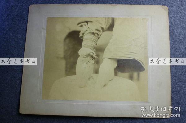 1880年代清代妇女的小脚三寸金莲特写大幅蛋白照片，照片尺寸为25X20.7厘米。缠足是旧时传统陋习，那时足部是非常隐秘和隐私的部位，甚至常常和名节相关联。这位女士把自己裸露而畸形的足部展现给摄影师拍照，在百年前的观点来看，的确是匪夷所思的事情。