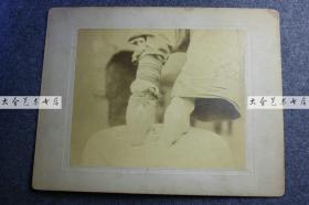1880年代清代妇女的小脚三寸金莲特写大幅蛋白照片，照片尺寸为25X20.7厘米。缠足是旧时传统陋习，那时足部是非常隐秘和隐私的部位，甚至常常和名节相关联。这位女士把自己裸露而畸形的足部展现给摄影师拍照，在百年前的观点来看，的确是匪夷所思的事情。
