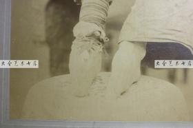 1880年代清代妇女的小脚三寸金莲特写大幅蛋白照片，照片尺寸为25X20.7厘米。缠足是旧时传统陋习，那时足部是非常隐秘和隐私的部位，甚至常常和名节相关联。这位女士把自己裸露而畸形的足部展现给摄影师拍照，在百年前的观点来看，的确是匪夷所思的事情。